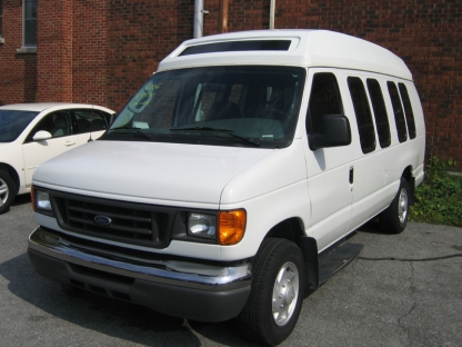 2006 Ford E-350 SuperDuty 12Passenger at Clancy Motors in Kingston, Ontario